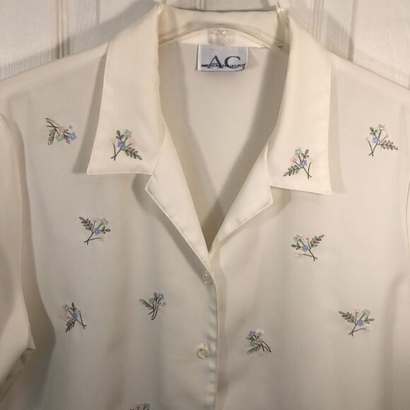 VINTAGE CREAM buttton down dressy blouse Pit to Pit ~ 22 1/2” SO PRETTY - Picture 2 of 14